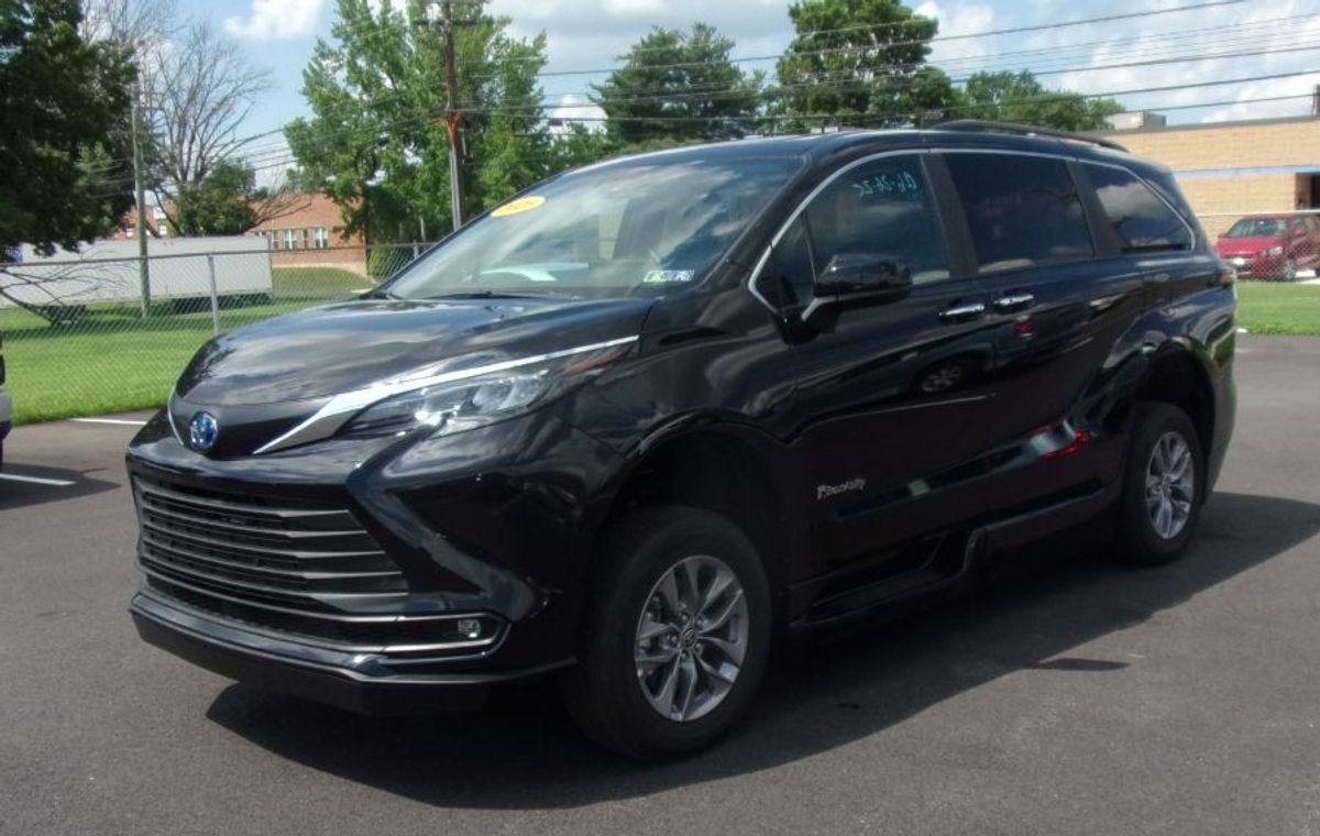 Black Toyota Sienna image number 2