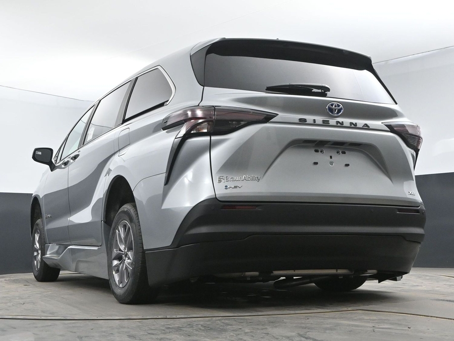 New 2025 Toyota Sienna Hybrid XLE Base - BraunAbility Side Entry Entry Fold Out Automatic Ramp