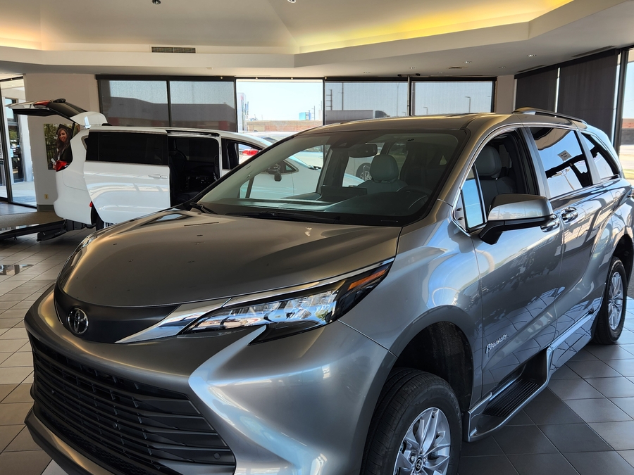Grey Toyota Sienna image number 2