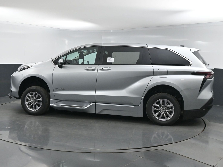 New 2025 Toyota Sienna Hybrid XLE Base - BraunAbility Side Entry Entry Fold Out Automatic Ramp