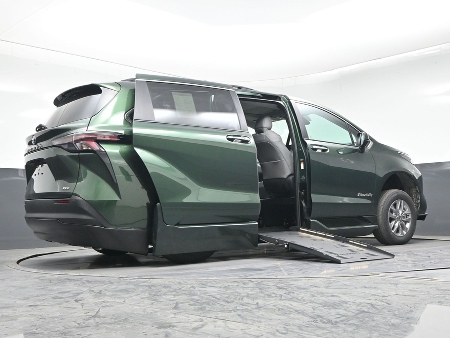 New 2026 Toyota Sienna Hybrid XLE Base - BraunAbility Side Entry Fold Out Automatic Ramp