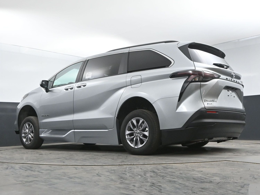 New 2025 Toyota Sienna Hybrid XLE Plus - BraunAbility Side Entry Entry In Floor Automatic Ramp