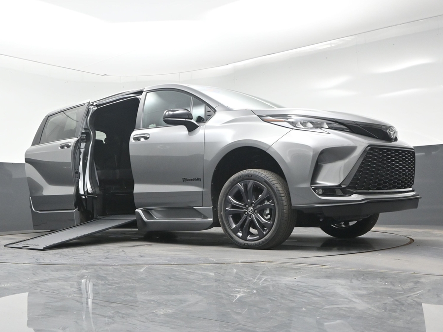 New 2026 Toyota Sienna Hybrid XSE Sport - BraunAbility Side Entry In Floor Automatic Ramp