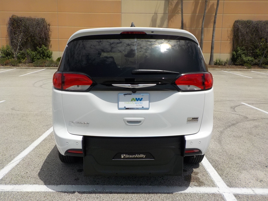White Chrysler Voyager image number 27