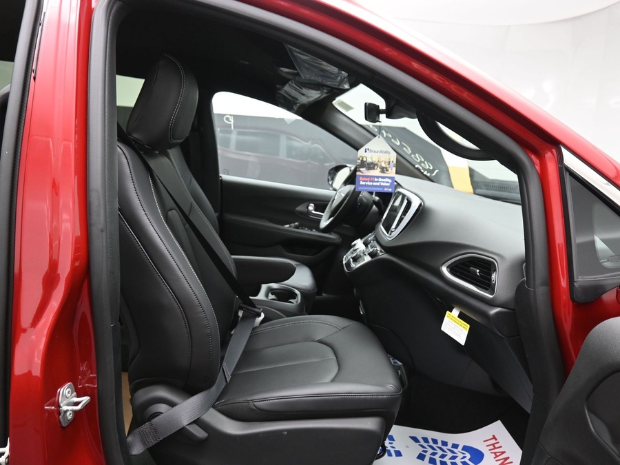 Red Chrysler Voyager image number 17