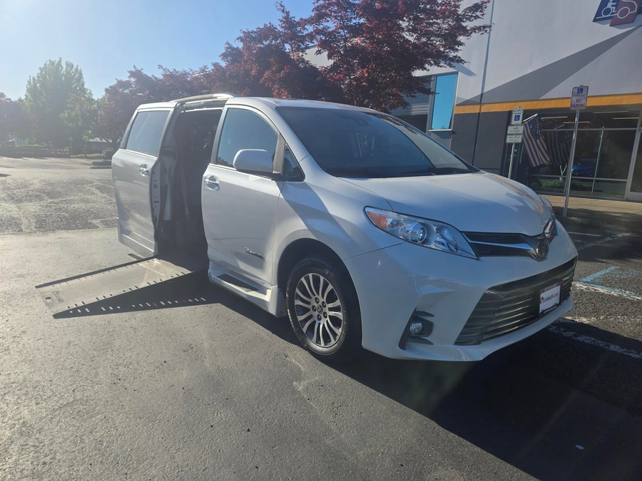 Used 2020 Toyota Sienna XLE - BraunAbility Side Entry Entry In Floor Automatic Ramp