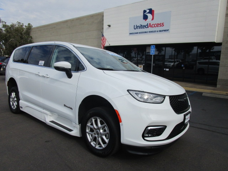 Used 2023 Chrysler Pacifica Touring L Safety - BraunAbility Side Entry Entry In Floor Automatic Ramp