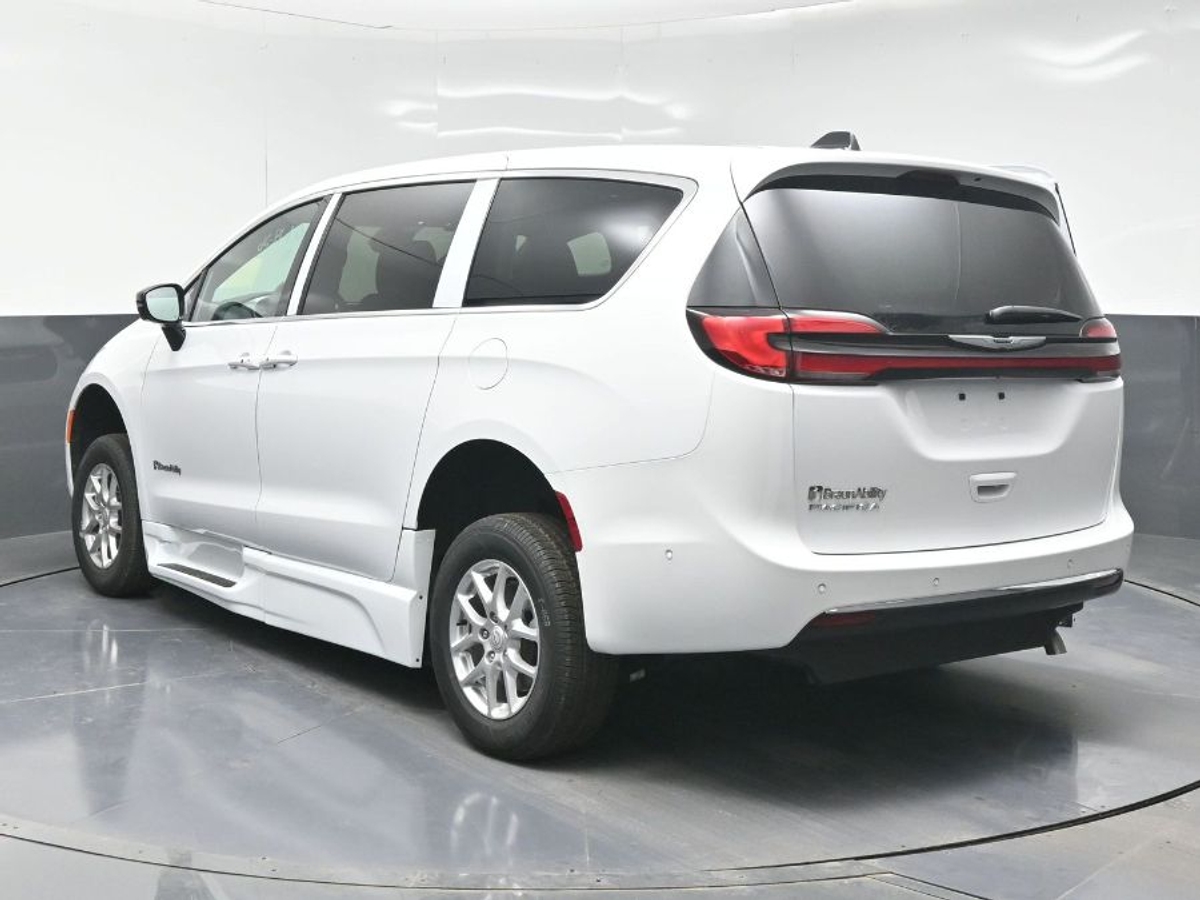 White Chrysler Pacifica image number 4