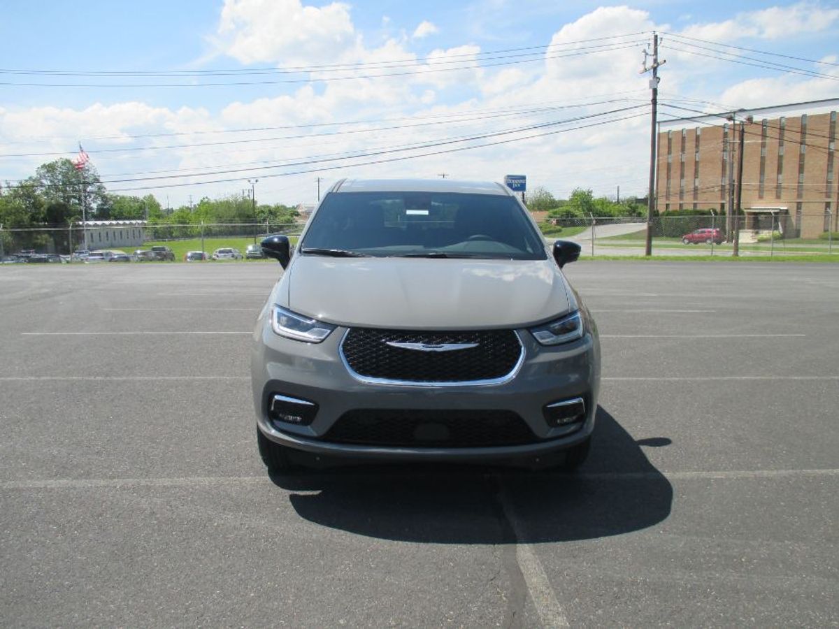 Grey Chrysler Pacifica image number 18