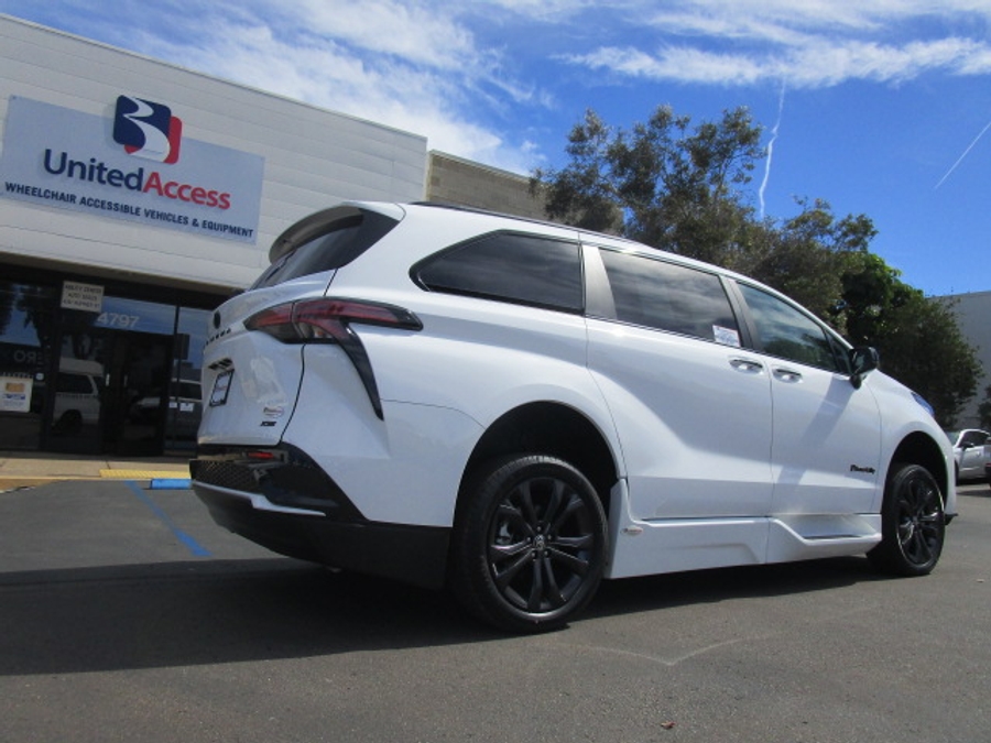 New 2025 Toyota Sienna Hybrid XSE Sport - BraunAbility Side Entry Entry Fold Out Automatic Ramp