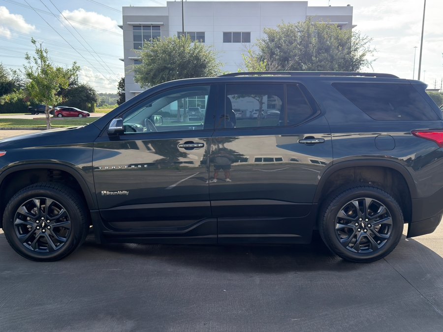 Used 2021 Chevrolet Traverse 2LT - BraunAbility Side Entry In Floor Automatic Ramp