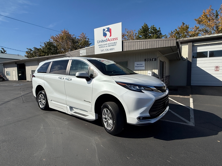 Used 2022 Toyota Sienna Hybrid XLE Base - BraunAbility Side Entry Entry Fold Out Automatic Ramp