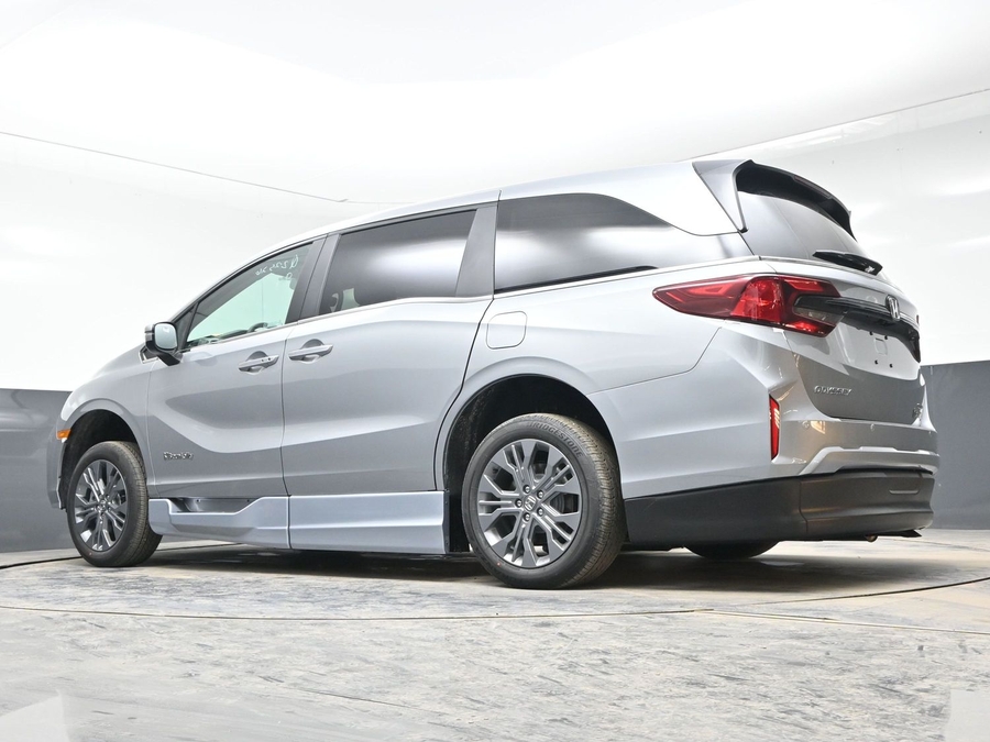 Silver Honda Odyssey image number 20