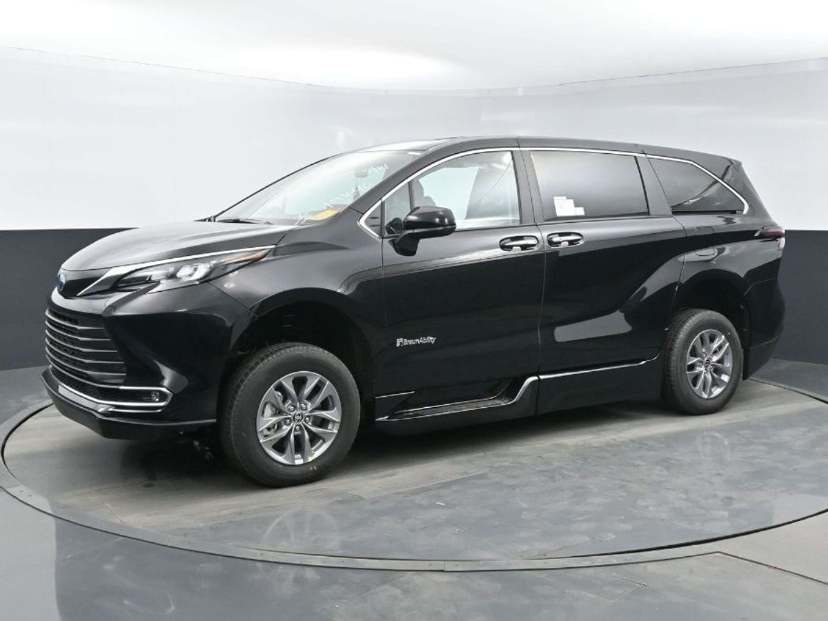 Black Toyota Sienna image number 20