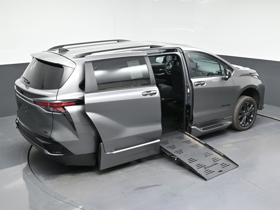 New 2026 Toyota Sienna Hybrid XSE Sport - BraunAbility Side Entry Fold Out Automatic Ramp