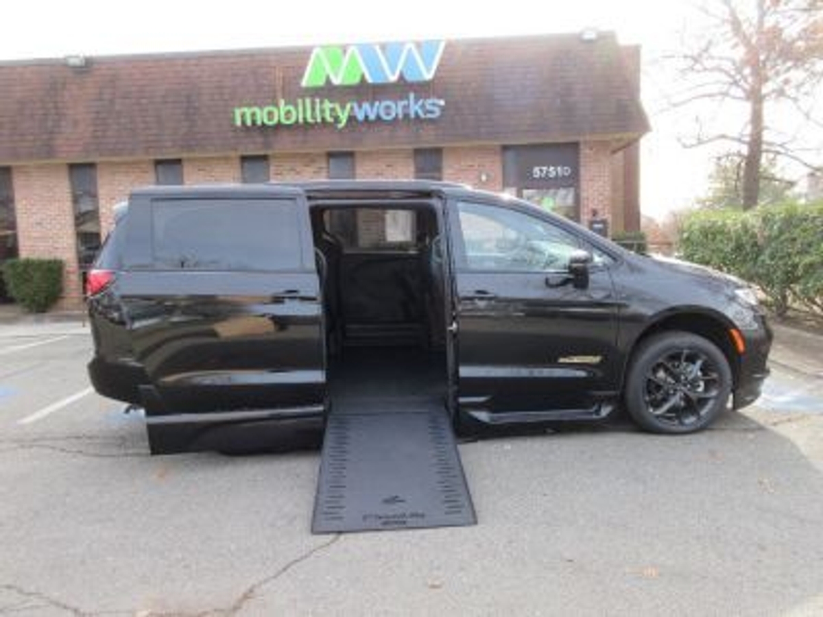 2022 Chrysler Pacifica Touring L's photo