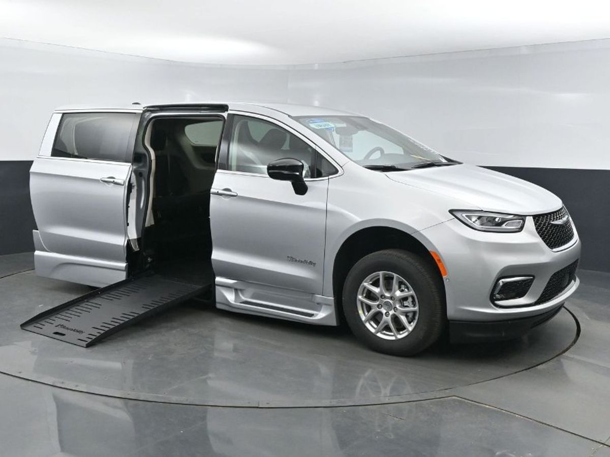 Silver Chrysler Pacifica image number 17