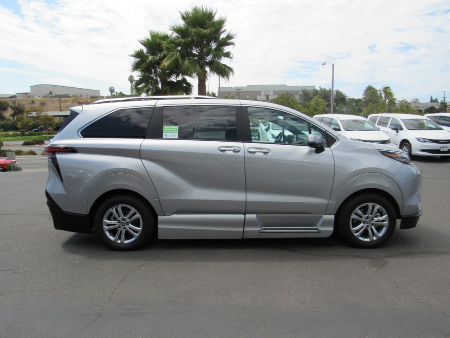 Silver Toyota Sienna image number 3