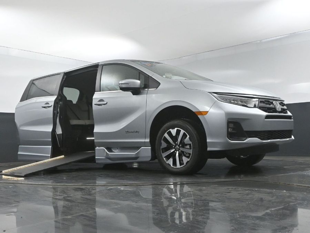 Silver Honda Odyssey image number 18