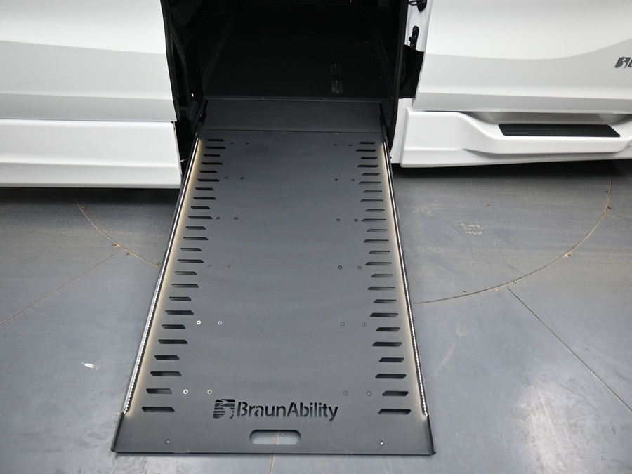 White Honda Odyssey image number 10