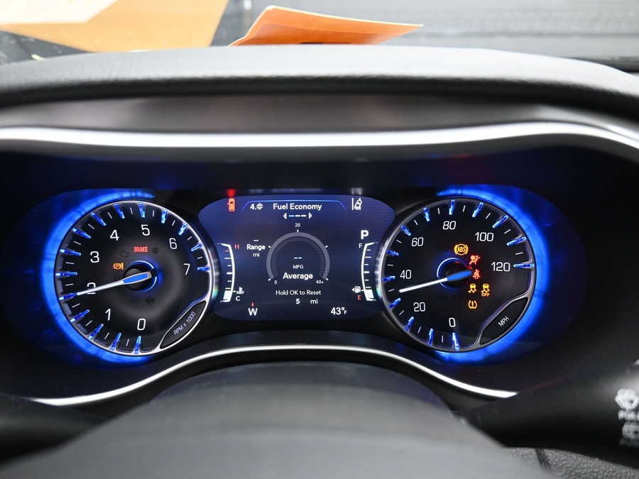 White Chrysler Pacifica image number 15