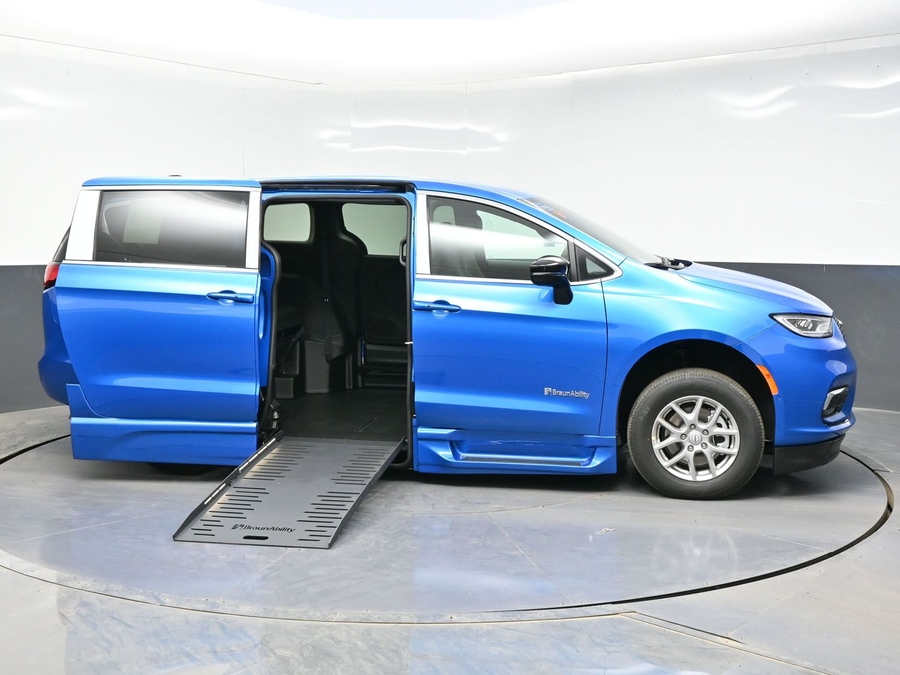 Blue Chrysler Pacifica image number 7