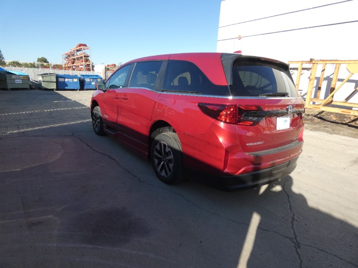 Red Honda Odyssey image number 3