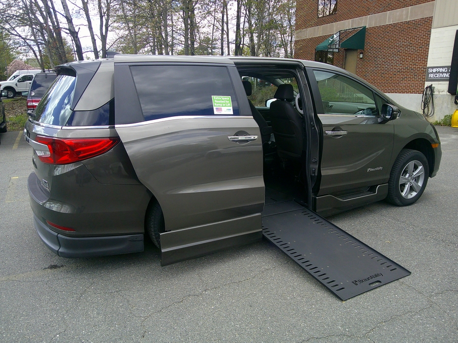 Honda Odyssey gris con rampa en el piso automática de entrada lateral