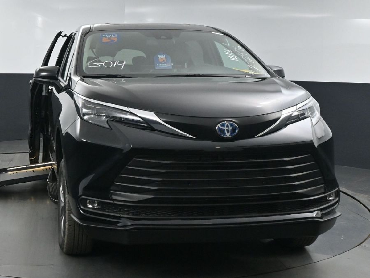 2025 TOYOTA SIENNA - Image 2