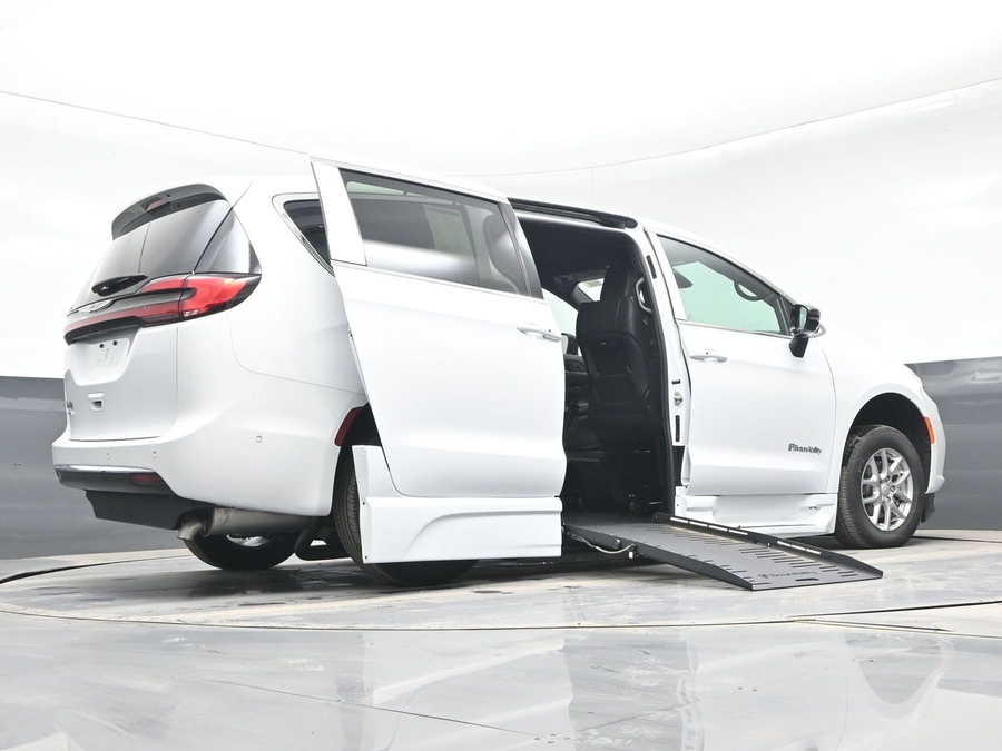 New 2025 Chrysler Pacifica Select Safety - BraunAbility Side Entry Entry Fold Out Automatic Ramp