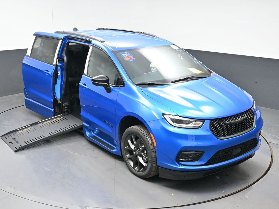 New 2026 Chrysler Pacifica Select Sport - BraunAbility Side Entry Entry Fold Out Automatic Ramp