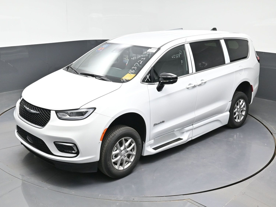 New 2026 Chrysler Pacifica Select Safety - BraunAbility Side Entry Entry Fold Out Automatic Ramp