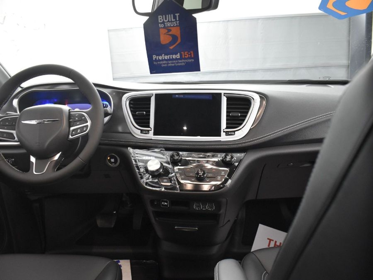 2025 CHRYSLER PACIFICA - Image 13