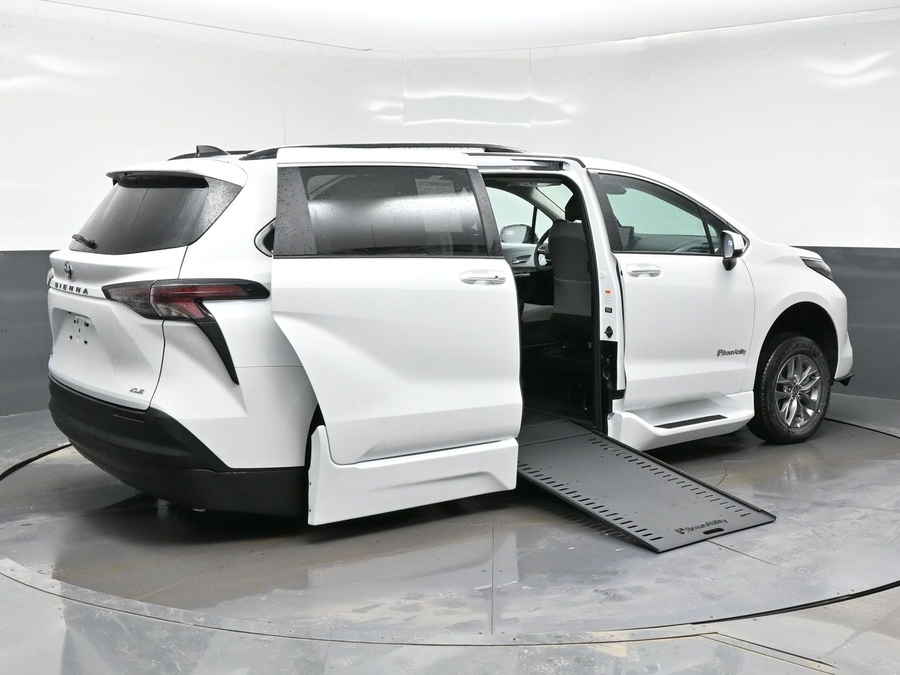 White Toyota Sienna image number 6