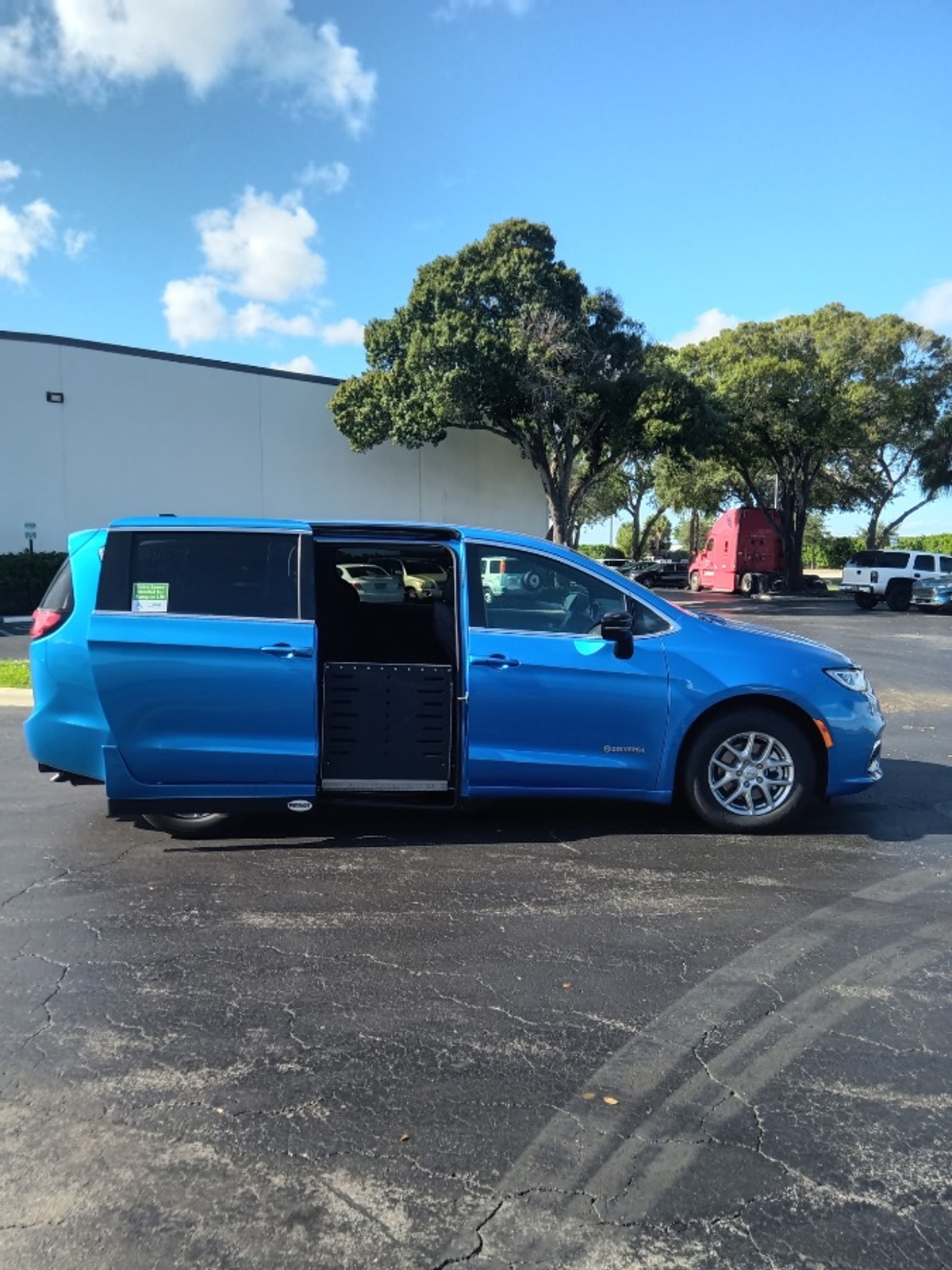 Blue Chrysler Pacifica image number 5