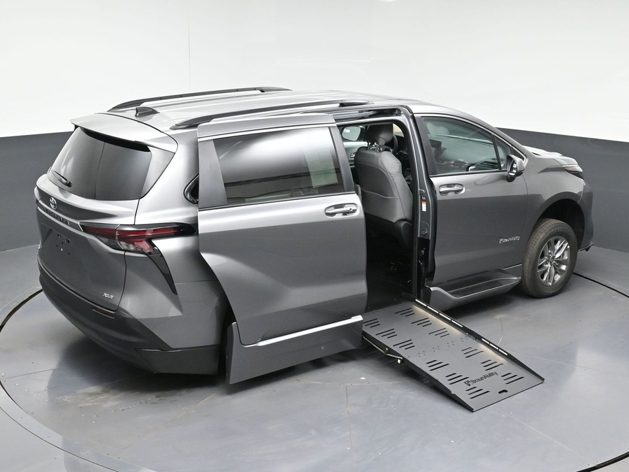 Grey Toyota Sienna image number 12