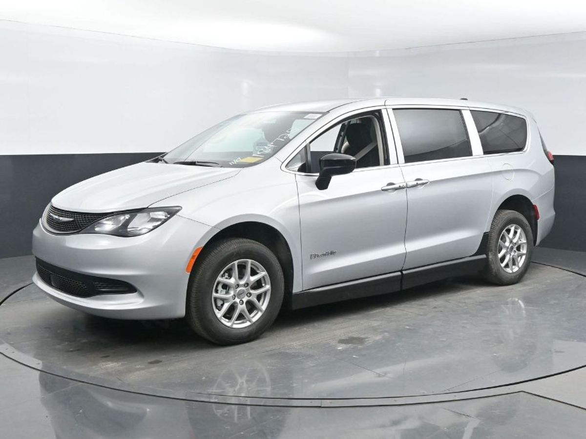 Silver Chrysler Voyager image number 17