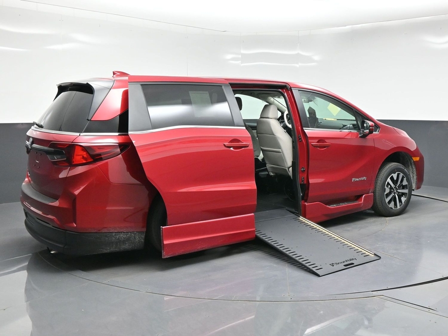 Red Honda Odyssey image number 6