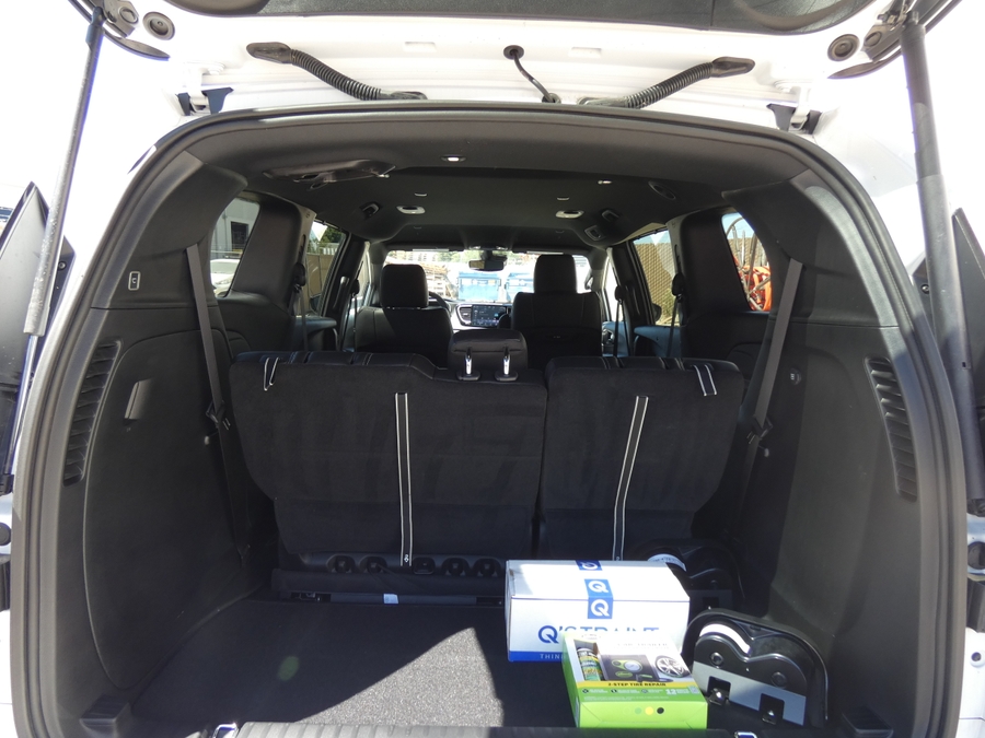 White Chrysler Pacifica image number 10