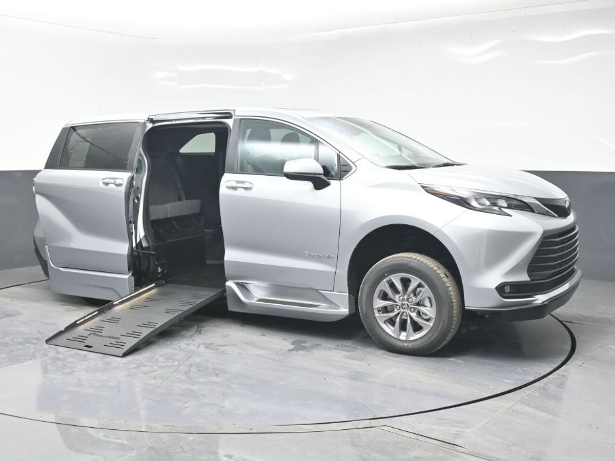 2025 Toyota Sienna XLE's photo