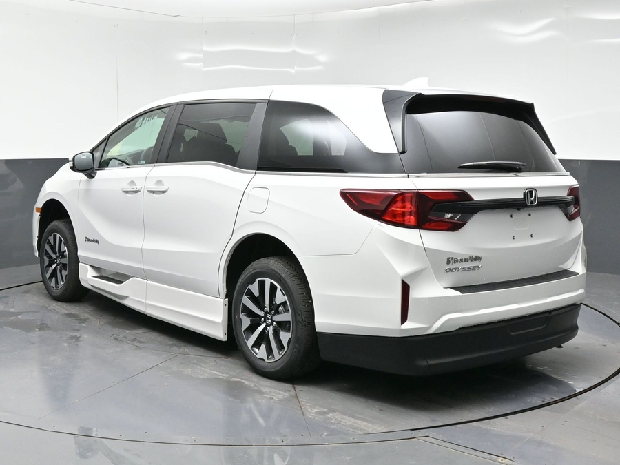 White Honda Odyssey image number 4