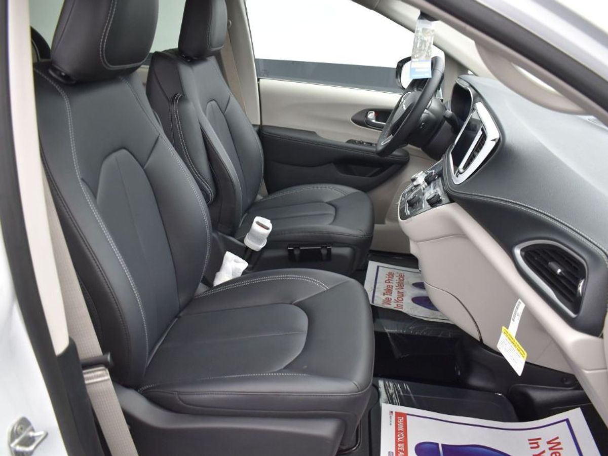 White Chrysler Pacifica image number 11