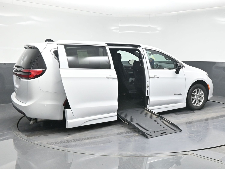 White Chrysler Pacifica image number 4