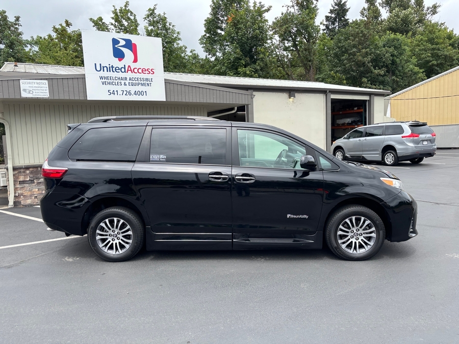 Used 2020 Toyota Sienna XLE Premium - BraunAbility Side Entry In Floor Automatic Ramp