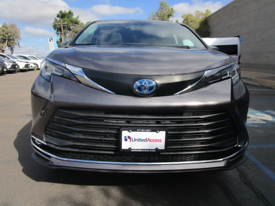 Used 2021 Toyota Sienna Hybrid XLE Base - BraunAbility Side Entry Entry Fold Out Automatic Ramp