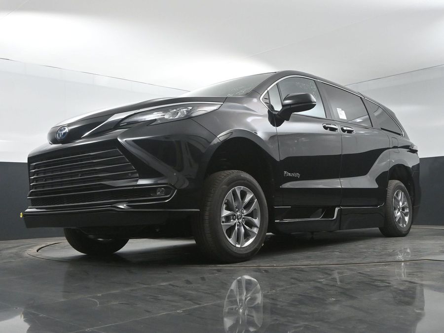 New 2025 Toyota Sienna Hybrid XLE Base - BraunAbility Side Entry Entry Fold Out Automatic Ramp