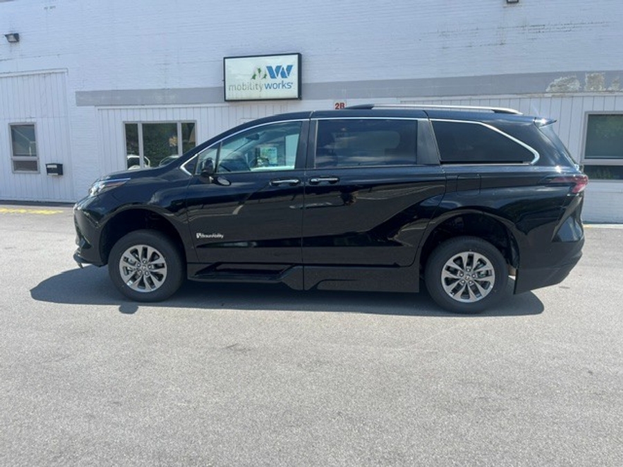 Imagen de la Toyota Sienna negra número 2