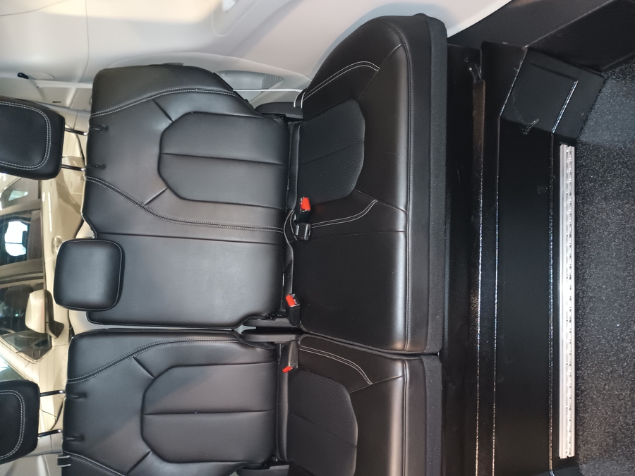 Black Chrysler Pacifica image number 9