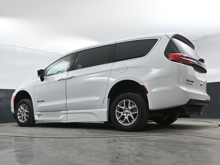 New 2025 Chrysler Pacifica Select Safety - BraunAbility Side Entry Entry In Floor Automatic Ramp