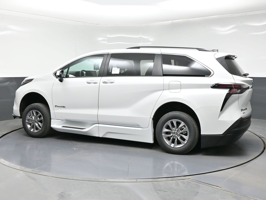 New 2026 Toyota Sienna Hybrid XLE Base - BraunAbility Side Entry Entry In Floor Automatic Ramp